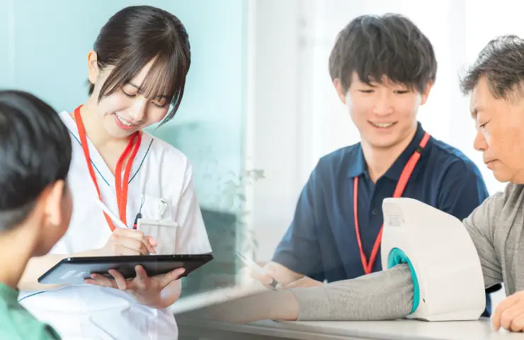 健康診断をしている男女