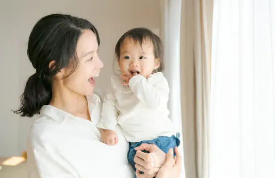 赤ちゃんを抱えている母親