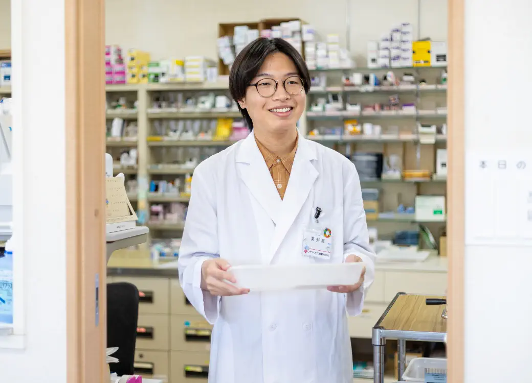 調剤した薬を運んでいる新卒薬剤師