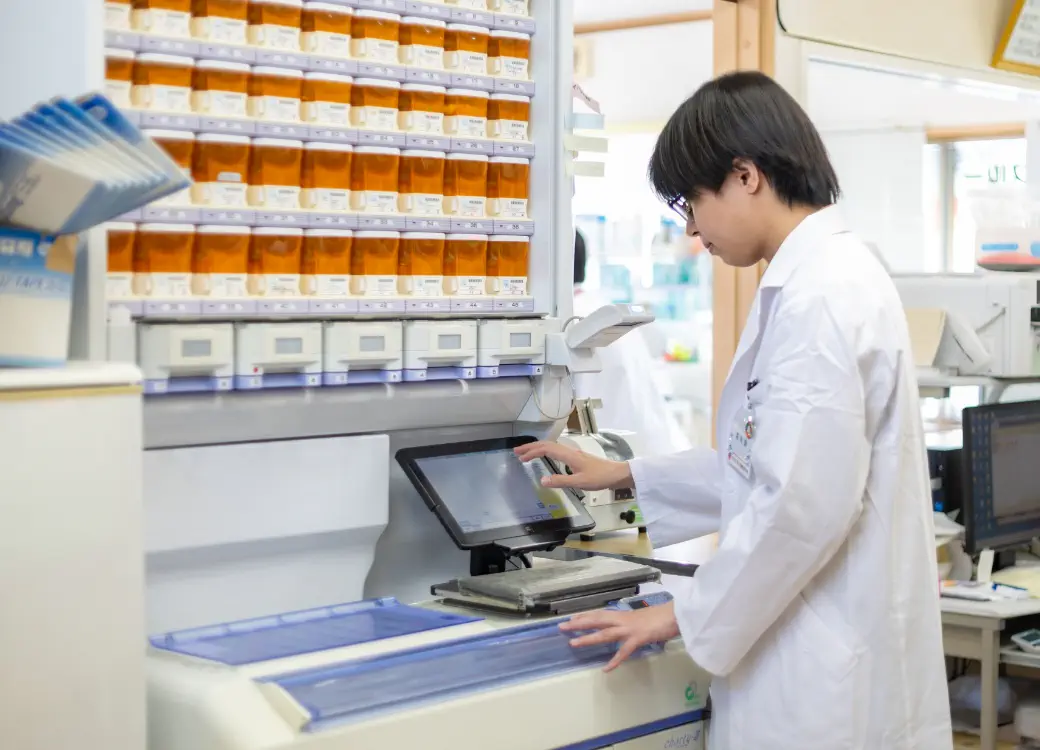 モニターを触っている新卒薬剤師