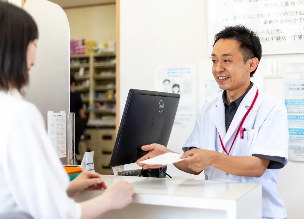 処方箋の説明をしている中途薬剤師
