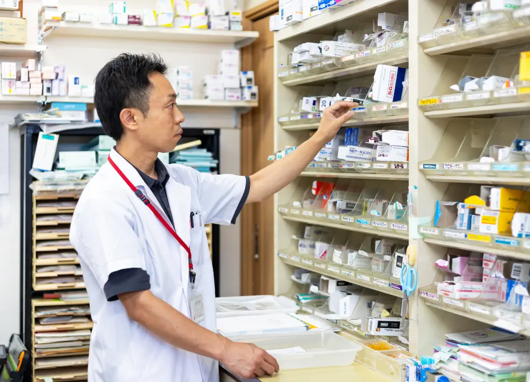 薬を棚から選んでいる中途薬剤師