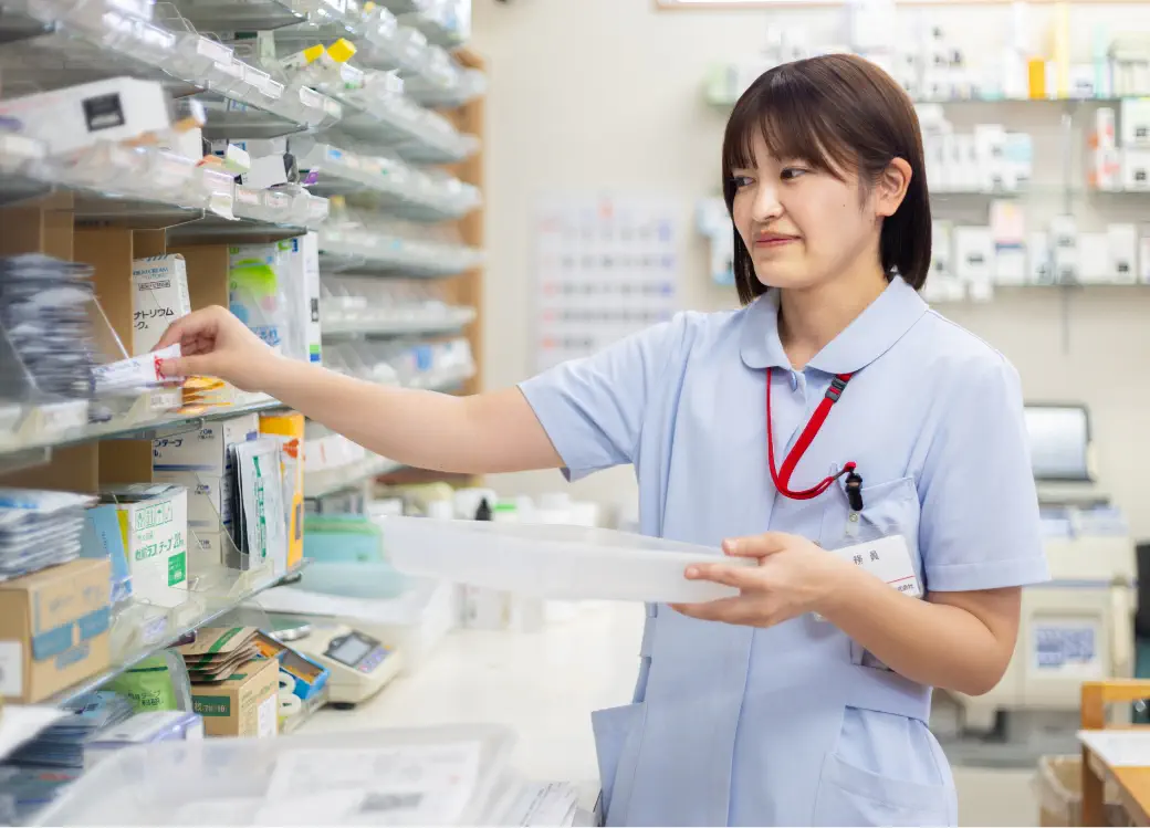 薬を選んでいる新卒調剤事務