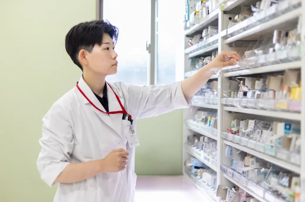 調剤をしている男性薬剤師