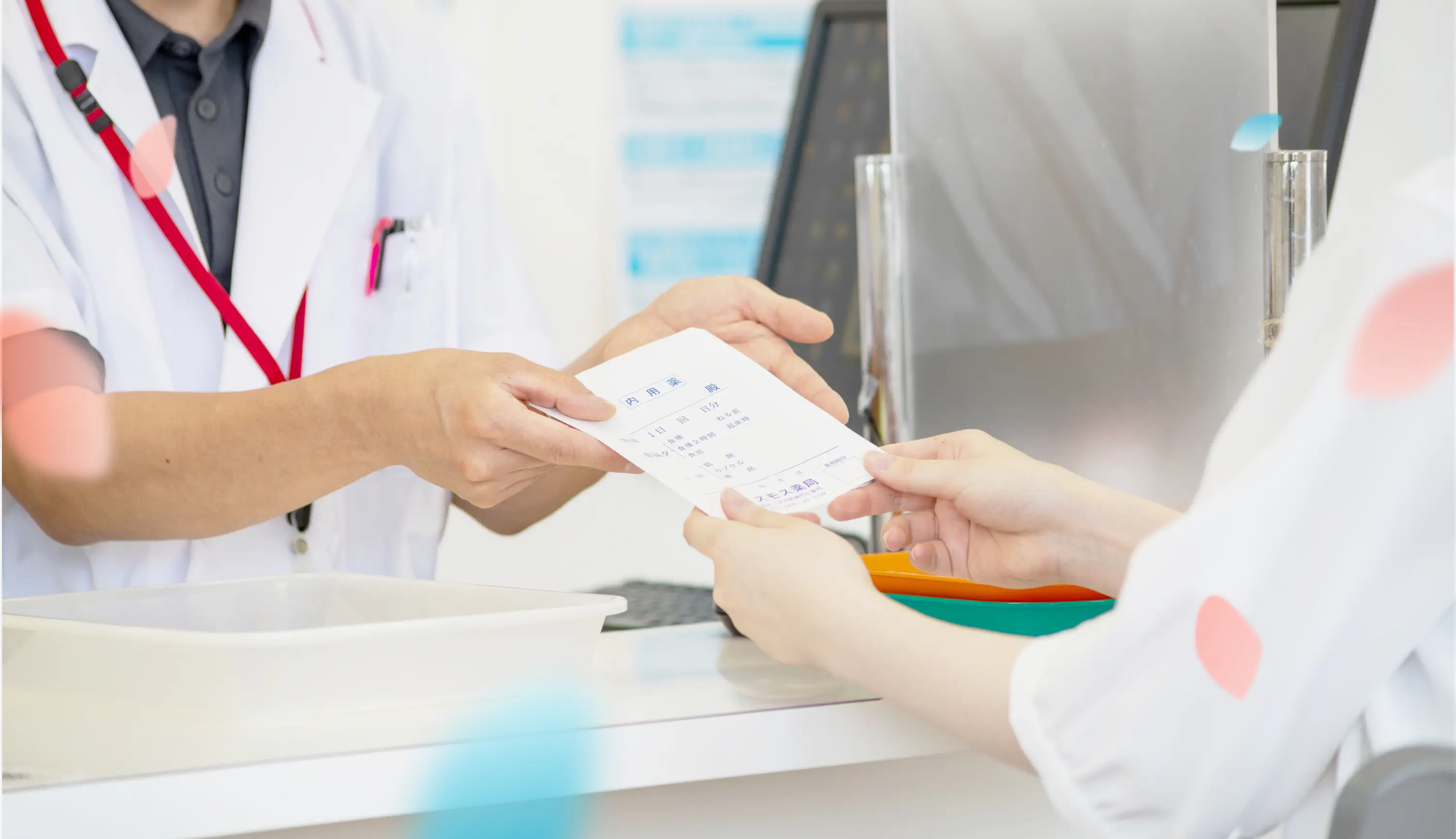 内服薬を手渡している様子