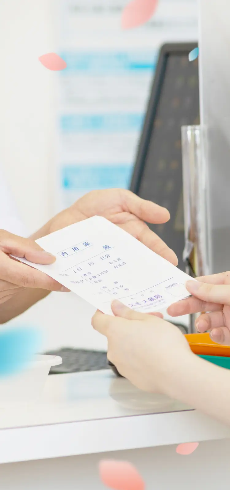 内服薬を手渡している様子