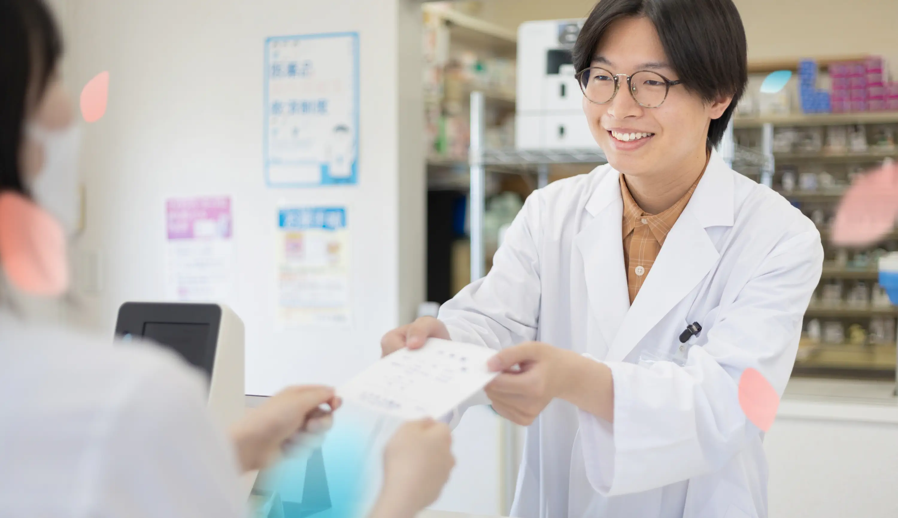 薬を処方している薬剤師