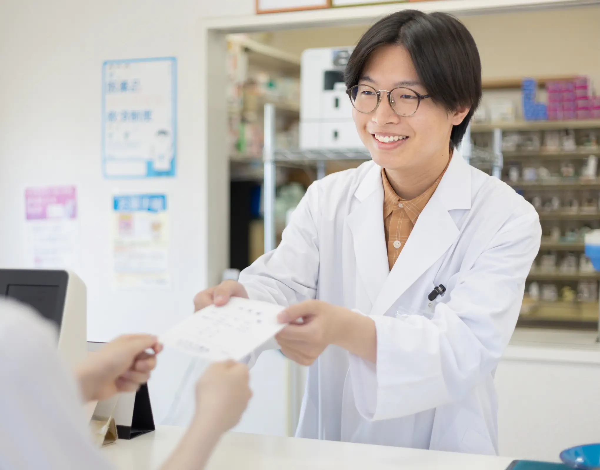 薬を処方している薬剤師