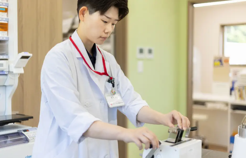 検査をしている男性薬剤師