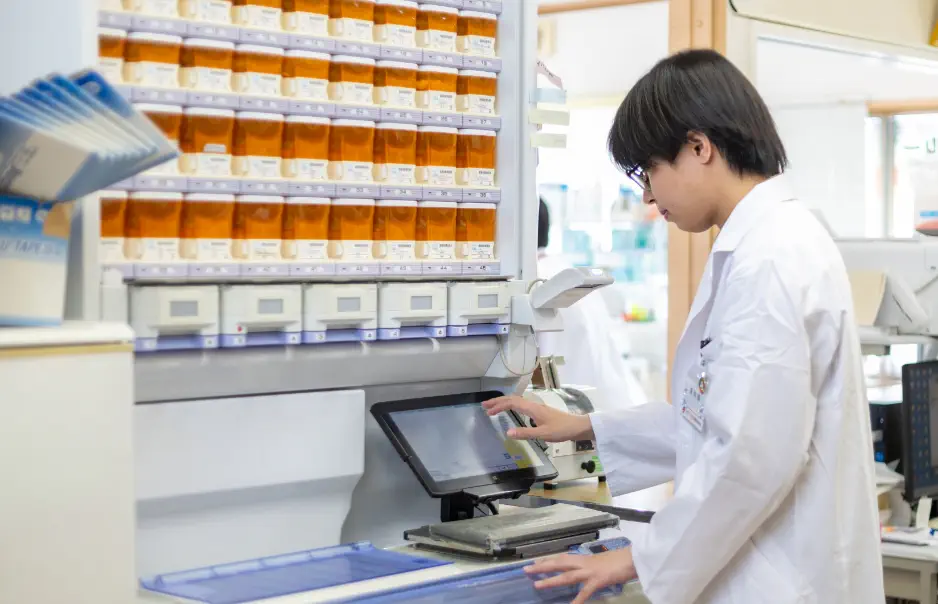 モニターを触っている男性薬剤師