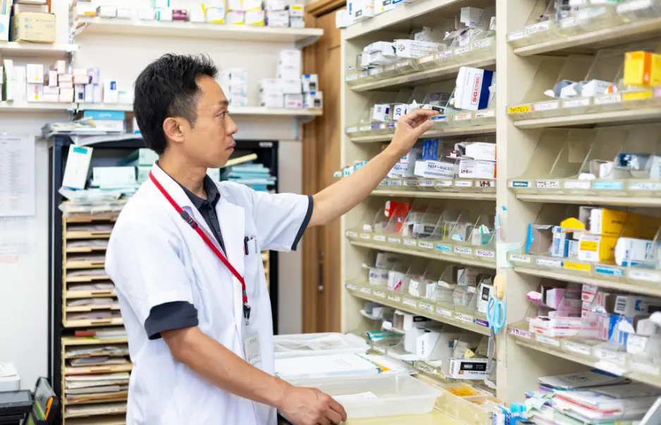 調剤をしている男性薬剤師
