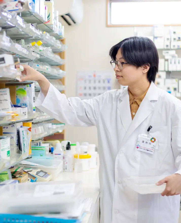薬を取り出している男性