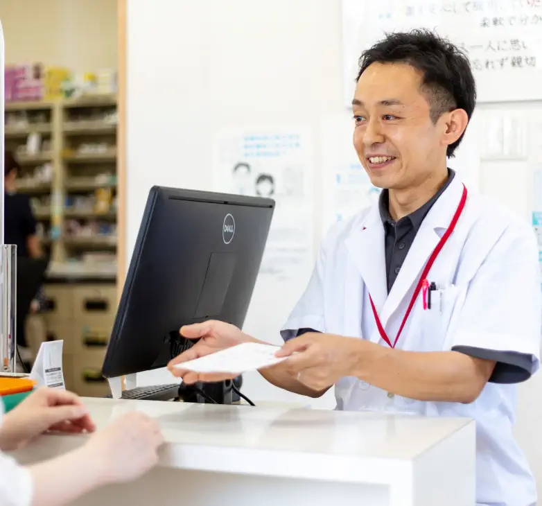 処方箋を渡している男性
